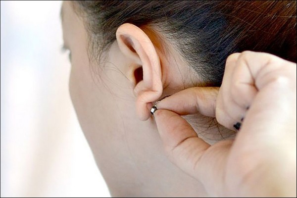 Cách tháo bông tai 