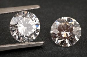 So sánh về đọ bền giữa đá cz và kim cương