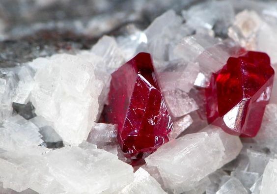 Giá đá Ruby nhân tạo