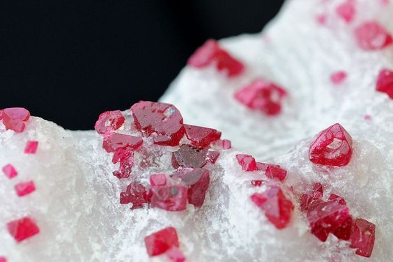 Giá đá Ruby sao tự nhiên