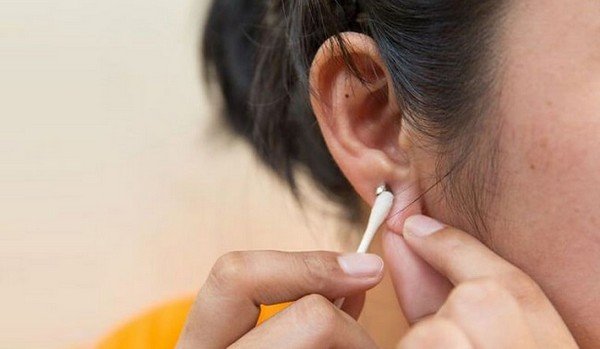 Bông tai bị rỉ sét