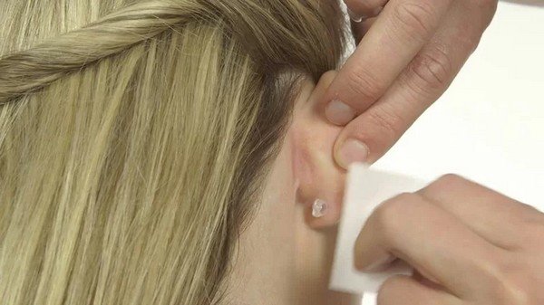 Bông tai bị rỉ sét