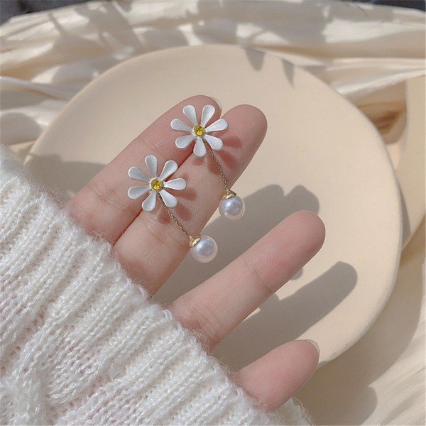 Bông tai hoa cúc đính ngọc trai 