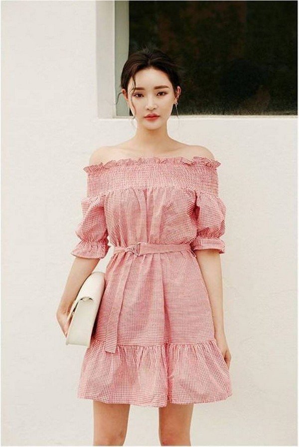 Bông tai hợp với đầm trễ vai