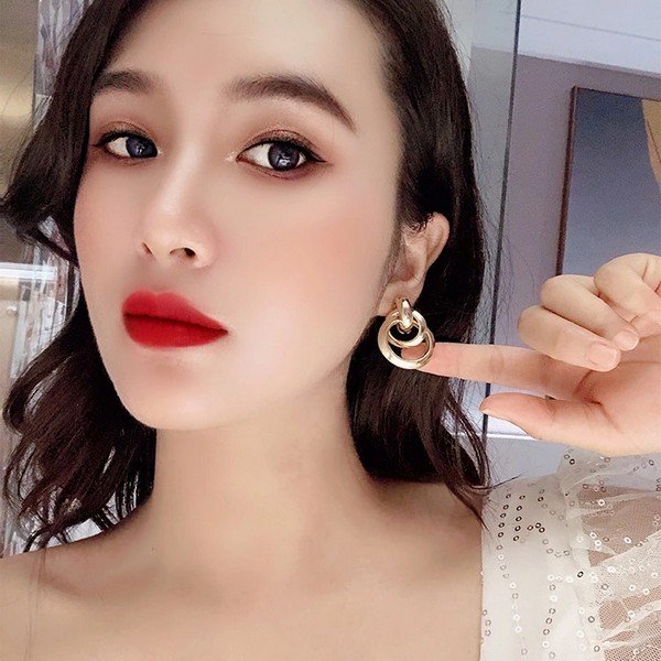 Bông tai hợp với đầm trễ vai