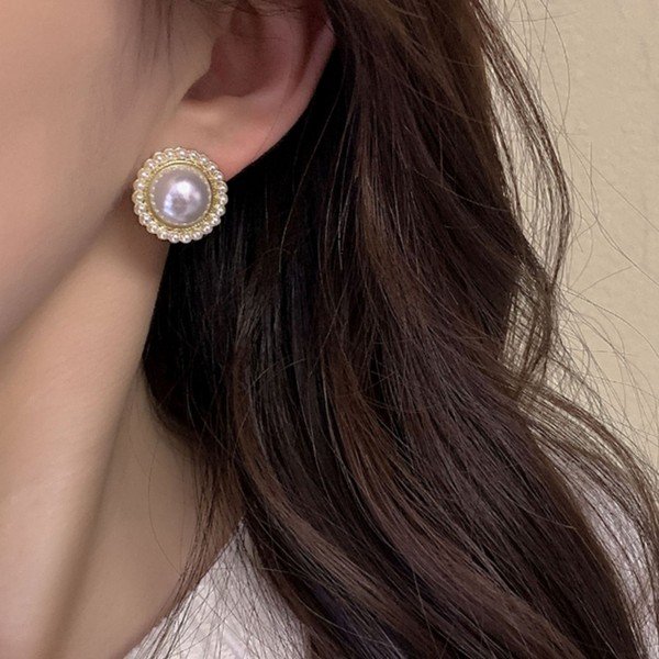 Bông tai hợp với đầm trễ vai