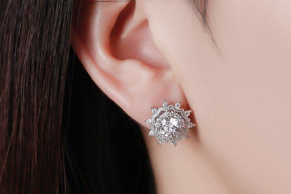 Bông tai kim cương là gì?