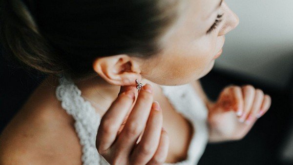 Cách đeo bông tai không bị đau