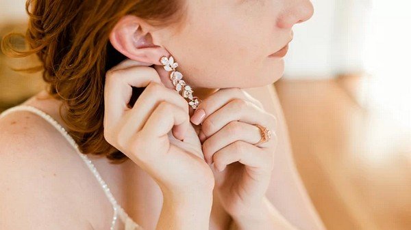 cách tháo bông tai mới bấm