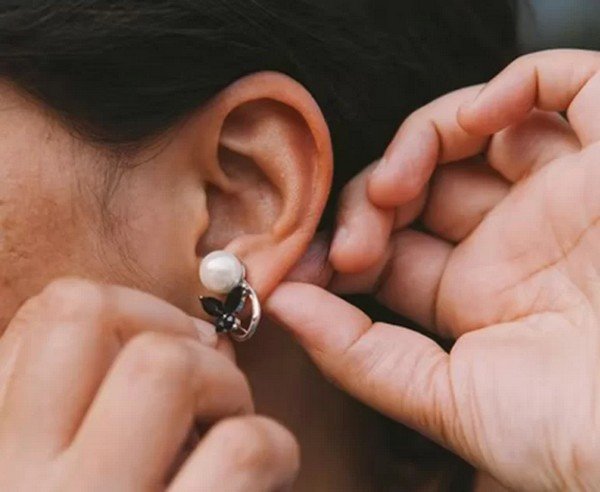 cách tháo bông tai mới bấm