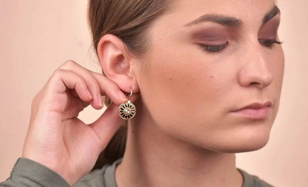 cách tháo bông tai mới bấm