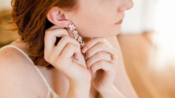 Cách tháo bông tai