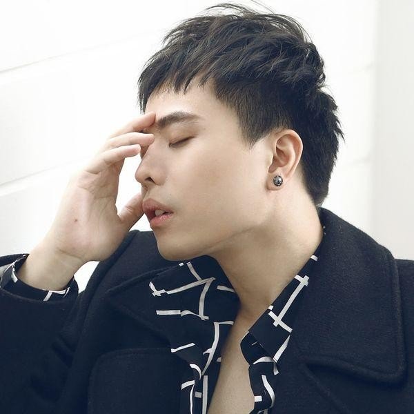 Đeo khuyên tai nam