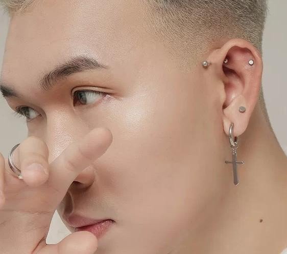 Đeo khuyên tai nam