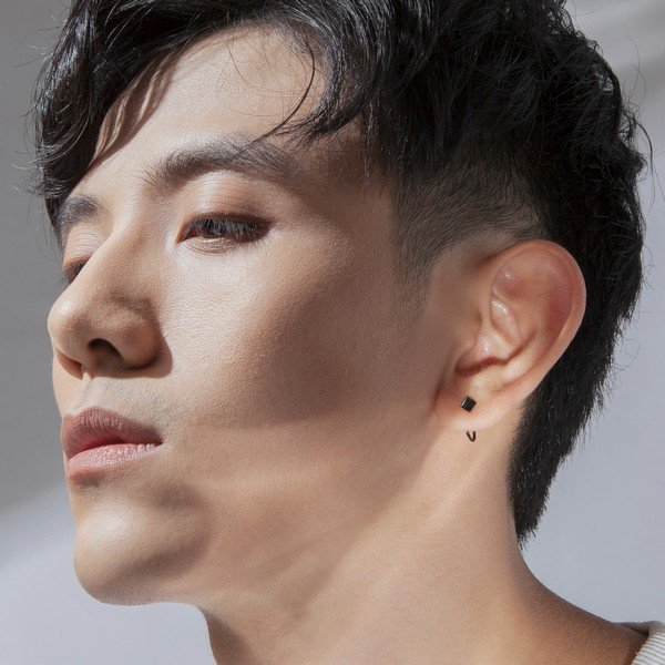 Đeo khuyên tai nam