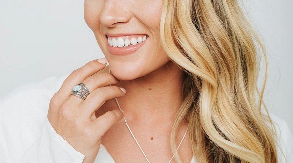 Đeo nhẫn ngón giữa