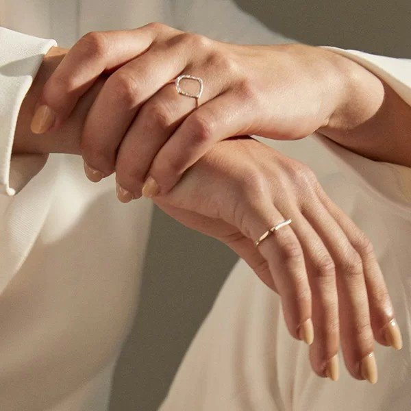 Đeo nhẫn ngón trỏ