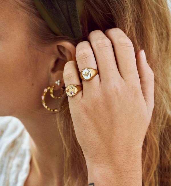 đeo nhẫn ngón út