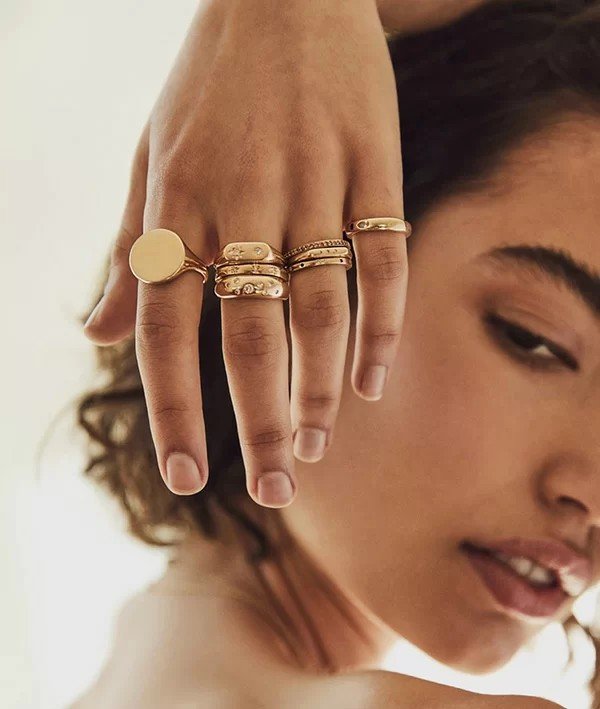 đeo nhẫn ngón út