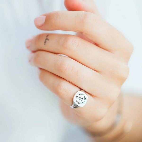 đeo nhẫn ngón út