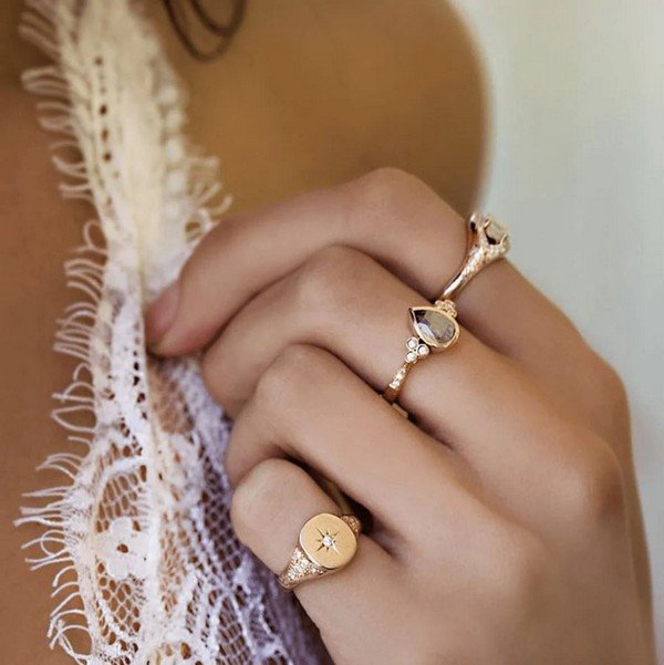 đeo nhẫn ngón út