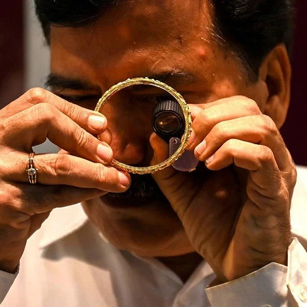 Nhận biết vàng giả bằng cách quan sát độ xỉn màu của vàng