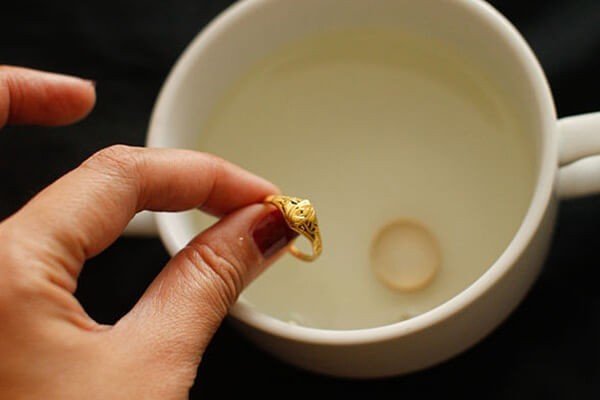 Nhận biết vàng giả bằng giấm ăn