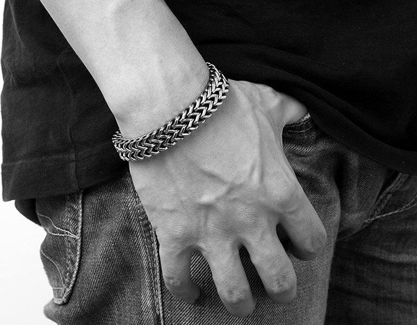 Cách đeo lắc tay nam tinh tế nhất