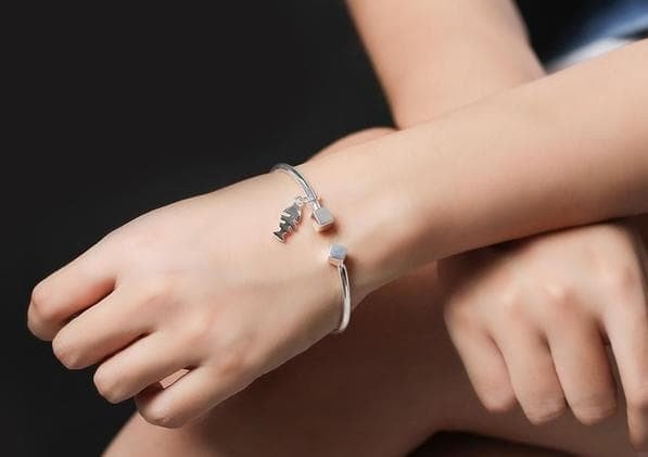 Khi nào nên đeo lắc tay bạc bên trái?