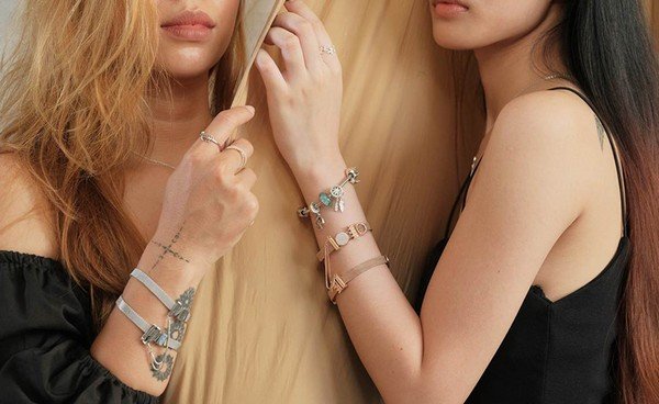 Khi nào  nên đeo lắc tay bên phải?