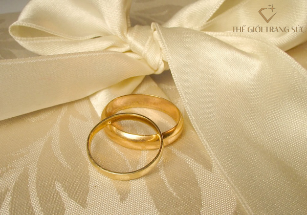 nhan-cuoi-nen-mua-vang-gi