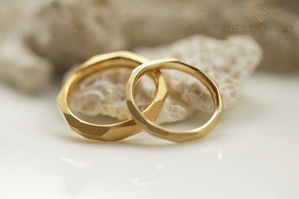 nhan-cuoi-nen-mua-vang-gi