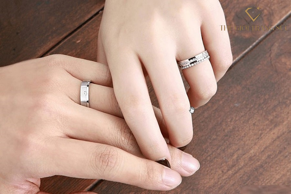 nhan-cuoi-nen-mua-vang-gi