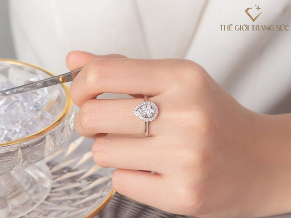 nu-deo-nhan-cuoi-tay-trai-duoc-khong