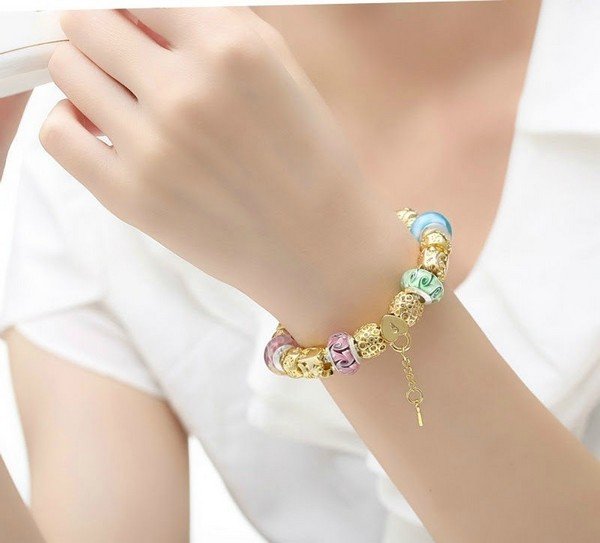 Đeo vòng tay, lắc tay nữ bên tay trái