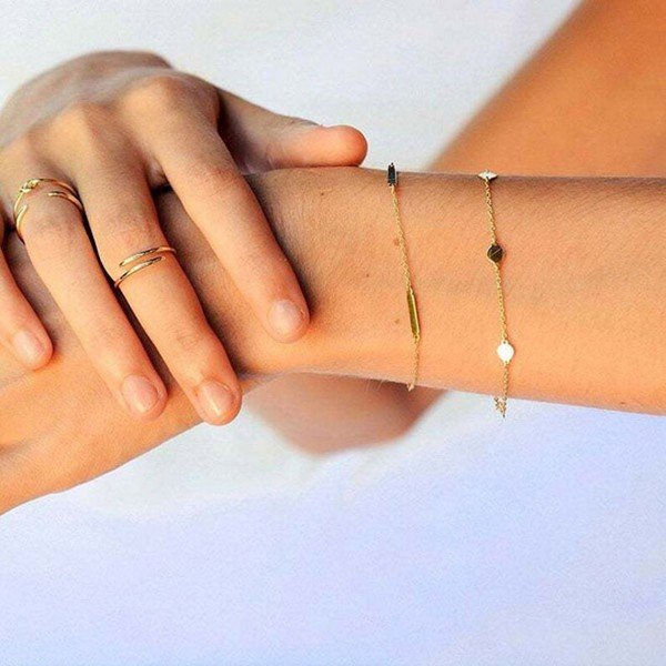 Tay gầy nên đeo vòng hay lắc