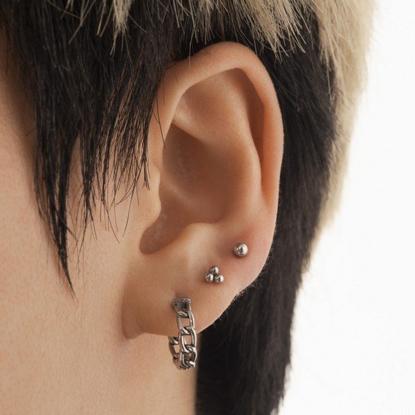 Xỏ khuyên tai nam